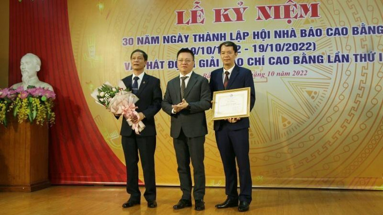 El compañero Le Quoc Minh otorga un certificado de mérito a la Asociación de Periodistas en Cao Bang. (Fotografía: Nhan Dan)