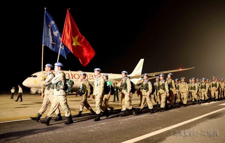 Hasta el momento, Vietnam ha enviado a casi 800 oficiales, soldados y policías a las misiones de mantenimiento de la paz de la ONU, consolidando así la imagen de un miembro dinámico, activo y responsable de la comunidad internacional. Hasta el momento, Vietnam ha enviado a casi 800 oficiales, soldados y policías a las misiones de mantenimiento de la paz de la ONU, consolidando así la imagen de un miembro dinámico, activo y responsable de la comunidad internacional.