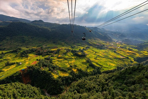 El teleférico hasta el pico Fansipan cruza el valle de Muong Hoa. El teleférico hasta el pico Fansipan cruza el valle de Muong Hoa.