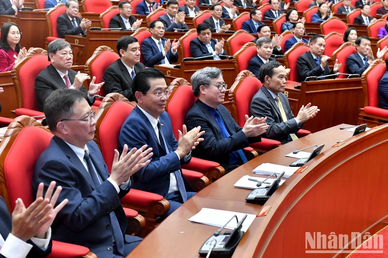 Dirigentes del PCV y del Estado, junto con otros delegados a la cita.