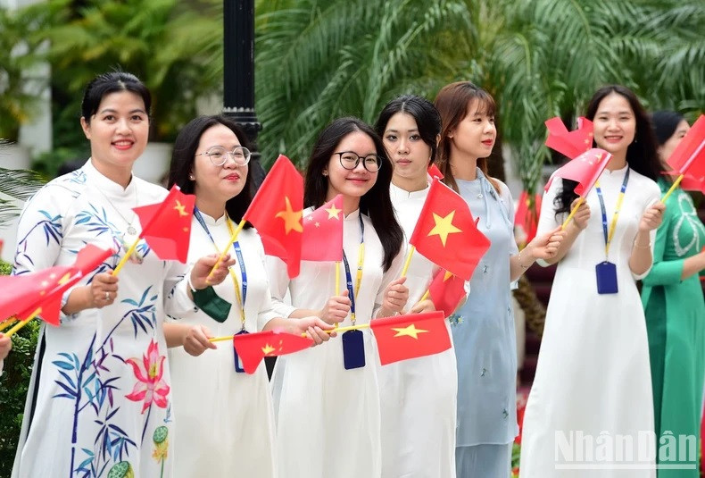 Gente de la capital vietnamita se despide del dirigente chino. Gente de la capital vietnamita se despide del dirigente chino.