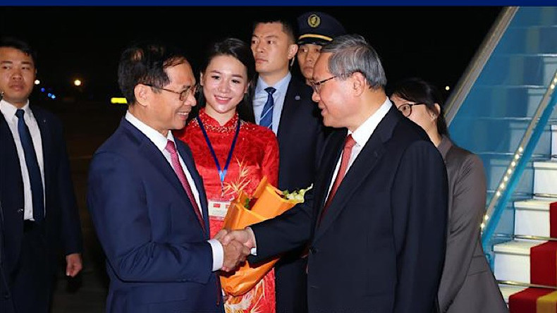 El vice primer ministro y titular de Relaciones Exteriores de Vietnam, Bui Thanh Son, recibe al primer ministro de China, Li Qiang, en el Aeropuerto Internacional de Noi Bai. El vice primer ministro y titular de Relaciones Exteriores de Vietnam, Bui Thanh Son, recibe al primer ministro de China, Li Qiang, en el Aeropuerto Internacional de Noi Bai.