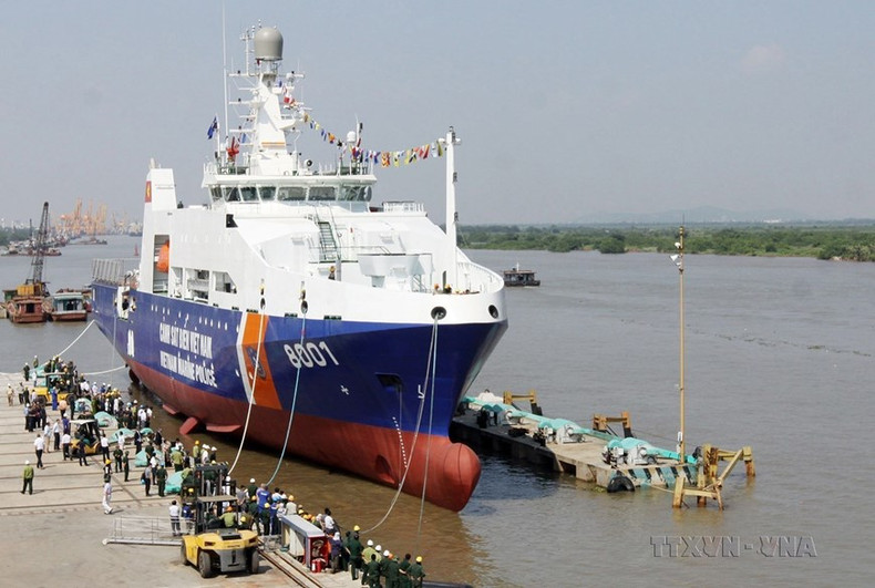 La ceremonia de botadura del barco de la Guardia Costera 8001 que cumple plenamente con los estándares internacionales y fue construido de acuerdo con la transferencia de tecnología por el Grupo DAMEN-Países Bajos (Hai Phong, 23 de octubre de 2012).