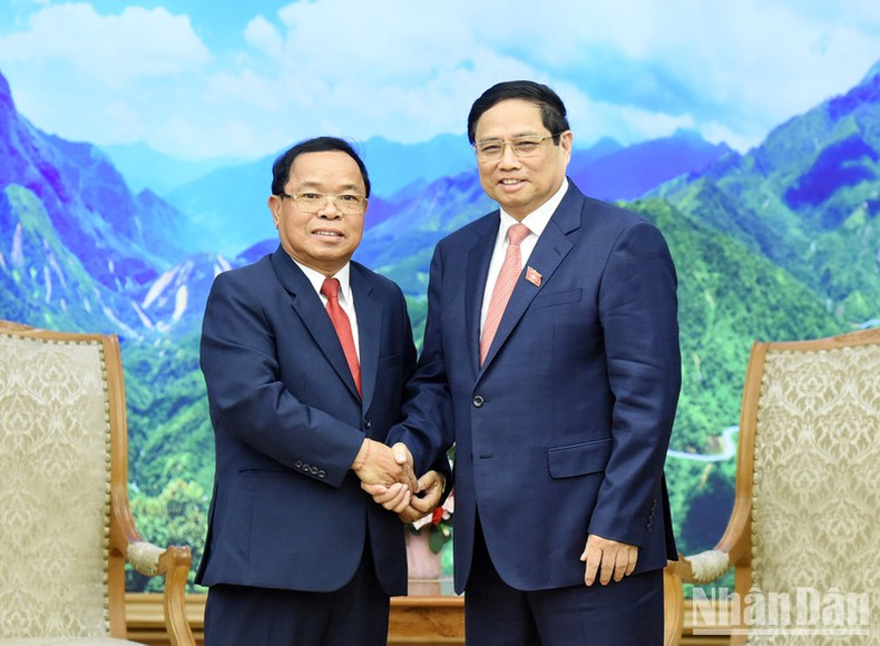El primer ministro Pham Minh Chinh y el jefe de la Autoridad Estatal de Inspección del país vecino, Khamphan Phommathat.