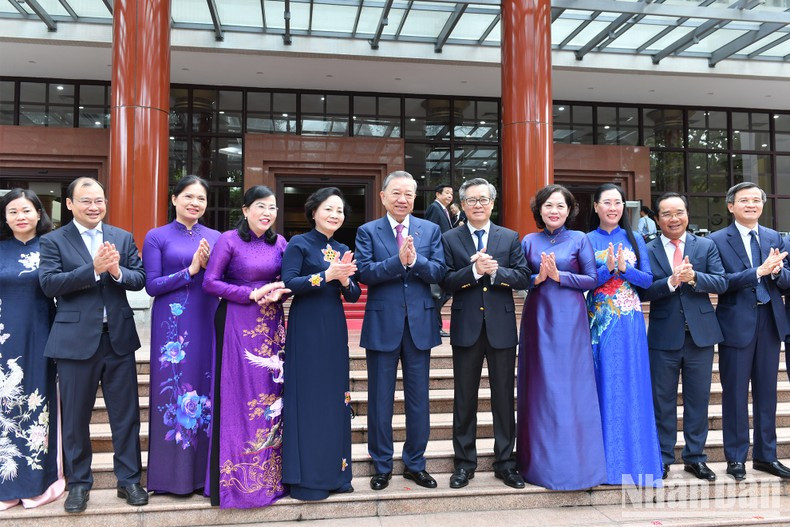 El secretario general del PCV y presidente del país, To Lam, y los miembros del Comité Central del Partido del XIII mandato.