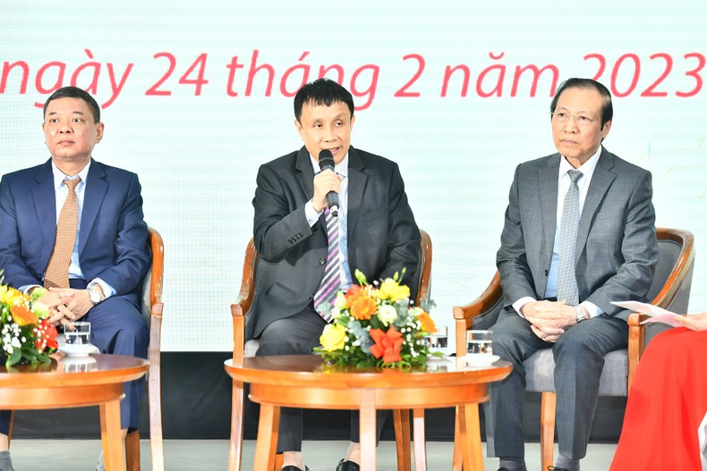 El Médico del Pueblo Pham Nhu Hiep, director del Hospital Central de Hue, comparte sobre la superación de las dificultades en el sector sanitario nacional. El Médico del Pueblo Pham Nhu Hiep, director del Hospital Central de Hue, comparte sobre la superación de las dificultades en el sector sanitario nacional.