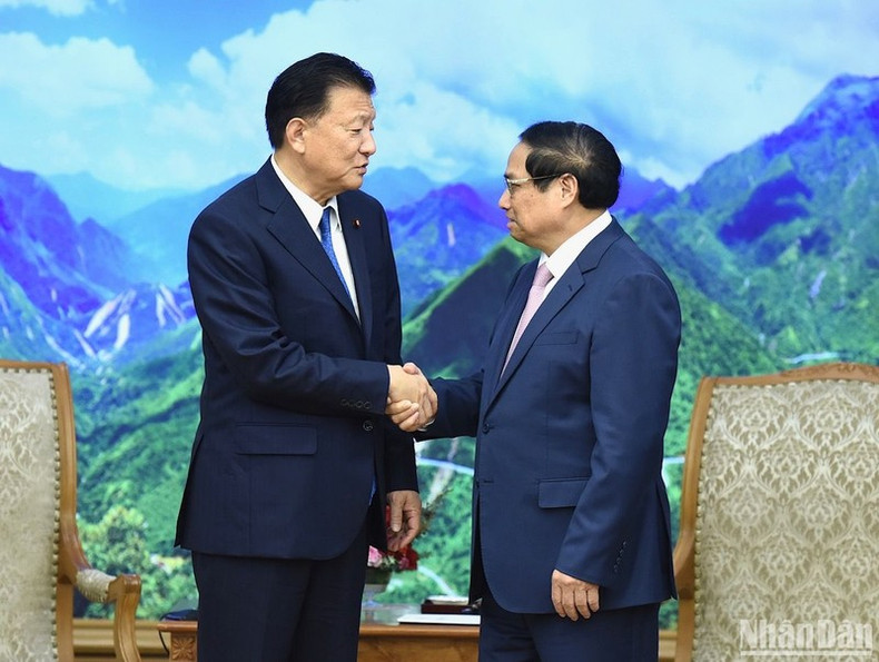 El jefe de Gobierno vietnamita, Pham Minh Chinh, y el ministro japonés encargado del CPTPP, Shindo Yoshitaka.