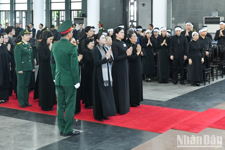 La delegación de mujeres de todos los estratos sociales, encabezada por Ha Thi Nga, miembro del Comité Central del PCV y presidenta de la Unión de Mujeres de Vietnam.