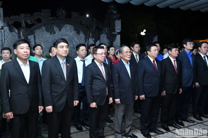Los dirigentes actuales y antiguos del Partido y del Estado rinden homenaje a los caídos. Los dirigentes actuales y antiguos del Partido y del Estado rinden homenaje a los caídos.