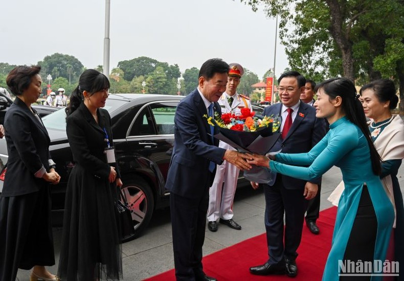 El visitante recibe flores de bienvenida por parte de la Oficina Parlamentaria del país anfitrión. El visitante recibe flores de bienvenida por parte de la Oficina Parlamentaria del país anfitrión.