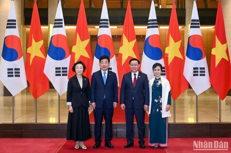 El dirigente legislativo vietnamita y su esposa posan junto con la pareja de invitados surcoreana. El dirigente legislativo vietnamita y su esposa posan junto con la pareja de invitados surcoreana.