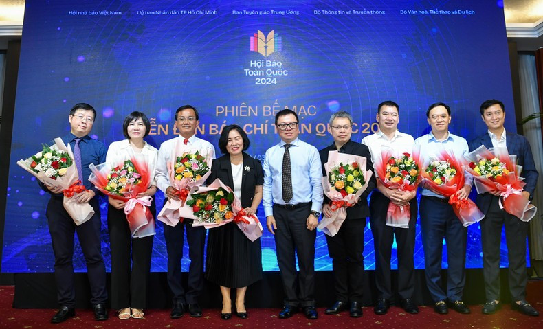 El compañero Le Quoc Minh entrega flores a los ponentes del Foro Nacional de Prensa 2024.