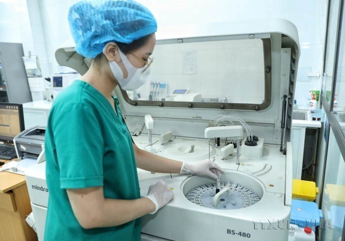 El Laboratorio de Bioquímica y Hematología del Hospital General Song Thuong Bac Giang recibió inversiones en equipos modernos, mejorando la calidad de los exámenes y tratamientos médicos en septiembre de 2022.