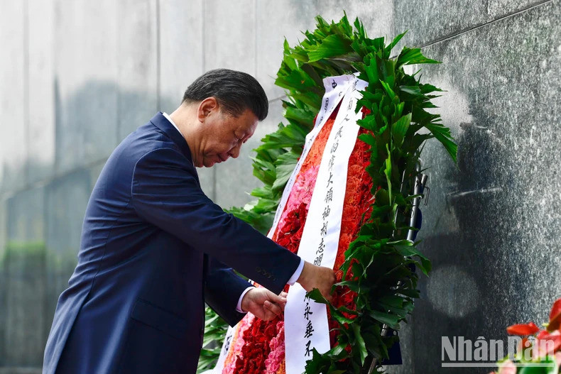 El secretario general del Partido Comunista y presidente de China deposita una ofrenda floral en homenaje al difunto líder. El secretario general del Partido Comunista y presidente de China deposita una ofrenda floral en homenaje al difunto líder.