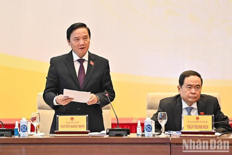 El vicepresidente del Parlamento Nguyen Khac Dinh conduce la sesión de ponencias. El vicepresidente del Parlamento Nguyen Khac Dinh conduce la sesión de ponencias.