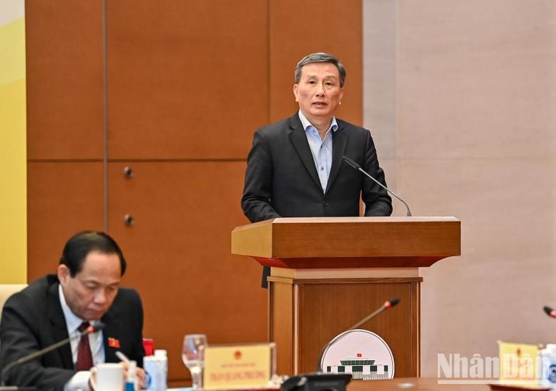 El jefe de la Comisión de Ciencia, Tecnología y Medio Ambiente de la ANV, Le Quang Huy, lee su ponencia. El jefe de la Comisión de Ciencia, Tecnología y Medio Ambiente de la ANV, Le Quang Huy, lee su ponencia.