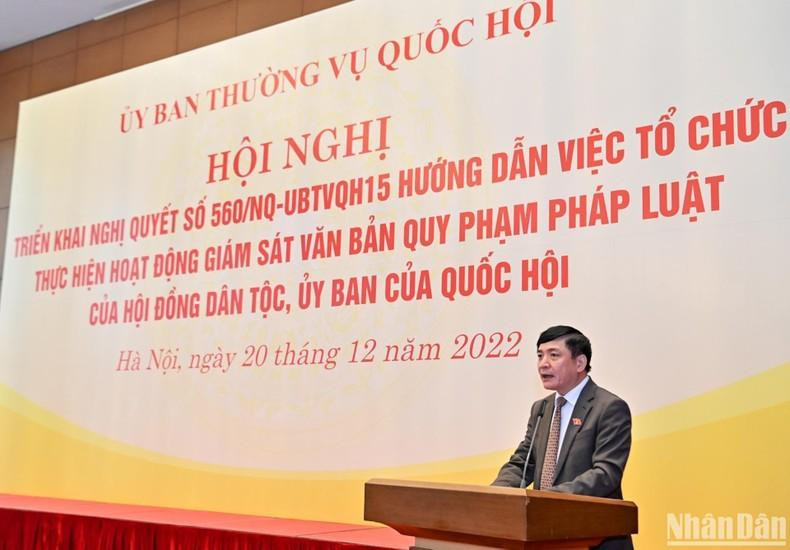 El secretario general y jefe de la Oficina parlamentaria, Bui Van Cuong, lee un informe. El secretario general y jefe de la Oficina parlamentaria, Bui Van Cuong, lee un informe.