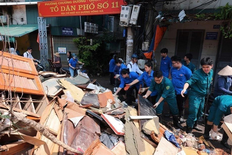 Jóvenes voluntarios del barrio de Chuong Duong (distrito de Hoan Kiem, Hanói) ayudan a recoger y transportar las propiedades dañadas de las personas afectadas por el super tifón Yagi, el 14 de septiembre de 2024.
