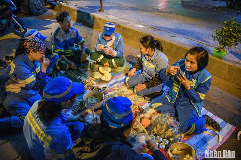 Disfrutaron de la cena aprovechando un corto descanso. Se trata de la última comida que tienen juntos este año, pues al día siguiente habría tanto trabajo que no podrían reunirse. Disfrutaron de la cena aprovechando un corto descanso. Se trata de la última comida que tienen juntos este año, pues al día siguiente habría tanto trabajo que no podrían reunirse.
