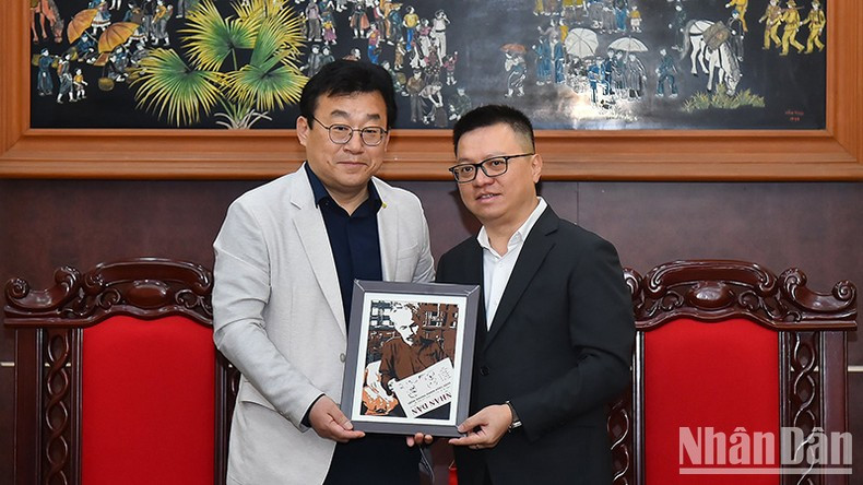 El compañero Le Quoc Minh entrega un regalo de recuerdo al visitante surcoreano. El compañero Le Quoc Minh entrega un regalo de recuerdo al visitante surcoreano.