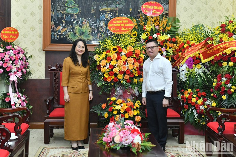 Lam Thi Phuong Thanh entrega flores de felicitación de la compañera Truong Thi Mai, miembro del Buró Político y el Secretariado del CC y jefa de su Comisión de Organización, al periódico Nhan Dan con motivo del 21 de junio. Lam Thi Phuong Thanh entrega flores de felicitación de la compañera Truong Thi Mai, miembro del Buró Político y el Secretariado del CC y jefa de su Comisión de Organización, al periódico Nhan Dan con motivo del 21 de junio.