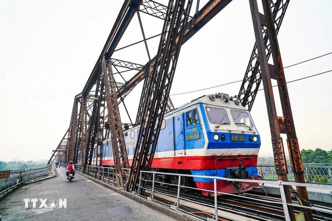 Con más de 120 años de historia, el puente de Long Bien es un patrimonio cultural que destaca por su arquitectura antigua, fruto del intercambio cultural entre Vietnam y Occidente, y por ser una "reliquia histórica", convirtiéndose en uno de los símbolos de la capital y un orgullo para sus pobladores. Con más de 120 años de historia, el puente de Long Bien es un patrimonio cultural que destaca por su arquitectura antigua, fruto del intercambio cultural entre Vietnam y Occidente, y por ser una "reliquia histórica", convirtiéndose en uno de los símbolos de la capital y un orgullo para sus pobladores.