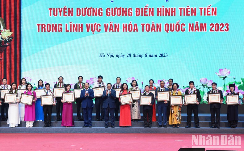 El premier posa junto a los galardonados.