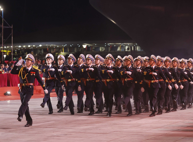 Desfilan miembros de las fuerzas armadas. Desfilan miembros de las fuerzas armadas.