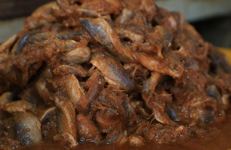 Los precios dependen del tamaño del pez en salazón. Algunas especies populares son ‘ca loc’ (Channa striata) y ‘ca linh’ (Henicorhynchus siamensis).