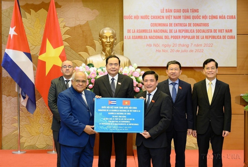 El vicepresidente permanente de la Asamblea Nacional de Vietnam, Tran Thanh Man, preside el 20 de julio de 2022 una ceremonia de entrega de obsequios del Parlamento vietnamita a su par cubano.
