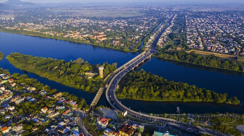 La apariencia del área urbana de Hue está cambiando cada día en una dirección más moderna y juvenil que antes. La apariencia del área urbana de Hue está cambiando cada día en una dirección más moderna y juvenil que antes.