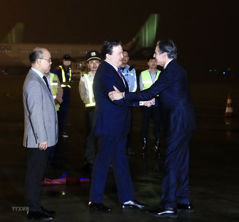 Le da la bienvenida en el aeropuerto el embajador de Estados Unidos en Vietnam, Marc E. Knapper (izquierda). Le da la bienvenida en el aeropuerto el embajador de Estados Unidos en Vietnam, Marc E. Knapper (izquierda).