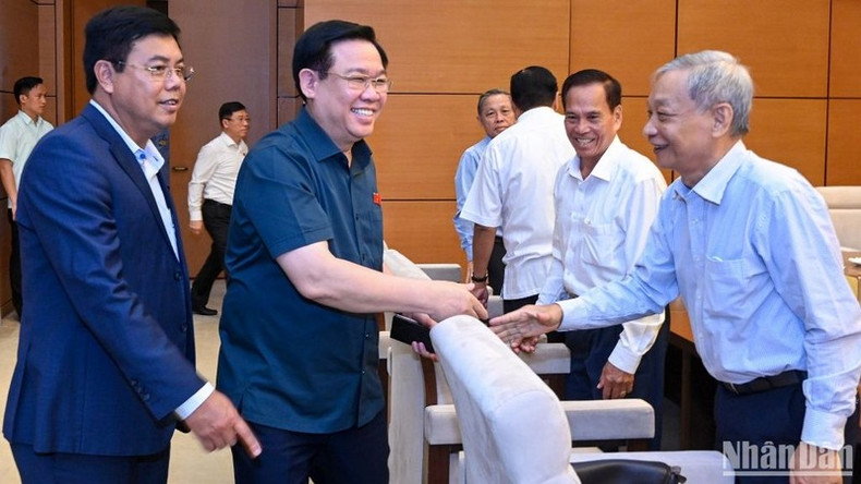 El jefe del Legislativo saluda a los delegados.