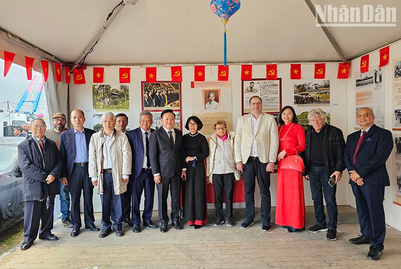 Phan Van Hung, redactor subjefe del periódico Nhan Dan, y Phan Thanh Phong, jefa de la Redacción Nhan Dan Mensual, posan junto a connacionales y amigos franceses.