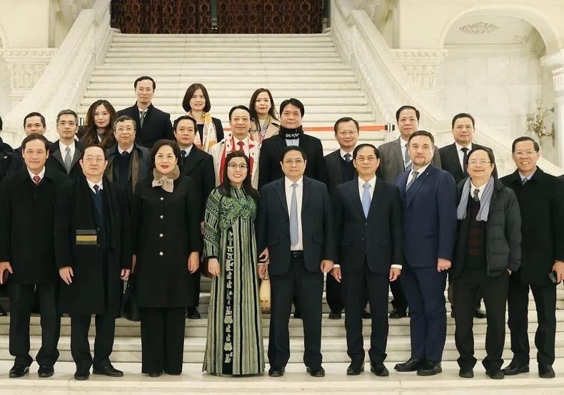 Los delegados posan para las fotos en el palacio. Los delegados posan para las fotos en el palacio.