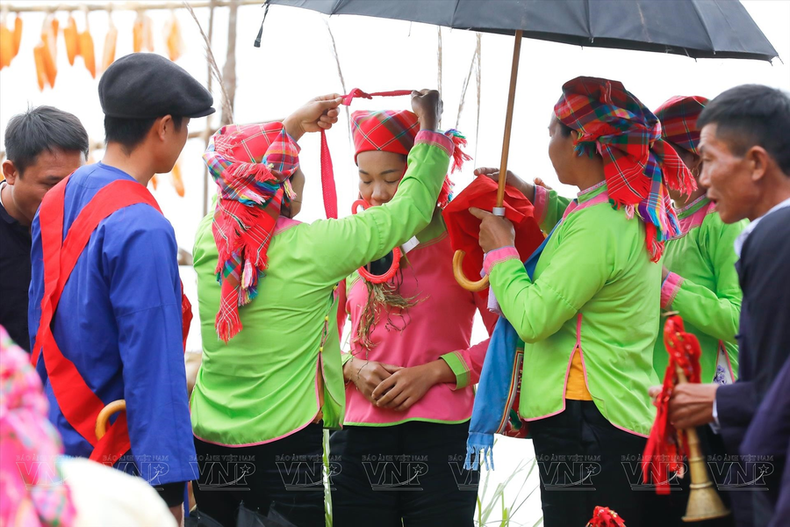 Un momento especial es cuando la novia recibe el símbolo de la prosperidad y la felicidad.