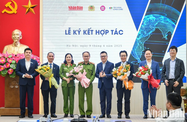 El presidente-editor de Nhan Dan, Le Quoc Minh, entrega flores a los delegados. El presidente-editor de Nhan Dan, Le Quoc Minh, entrega flores a los delegados.