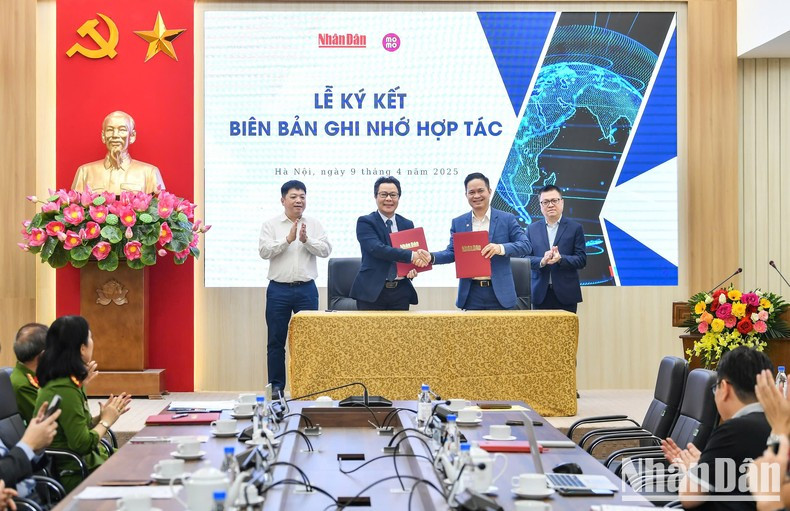 El jefe del Departamento de Tecnología del periódico Nhan Dan, Vu Mai Hoang, y el vicepresidente sénior y cofundador de la empresa, Nguyen Ba Diep, rubrican la cooperación. El jefe del Departamento de Tecnología del periódico Nhan Dan, Vu Mai Hoang, y el vicepresidente sénior y cofundador de la empresa, Nguyen Ba Diep, rubrican la cooperación.