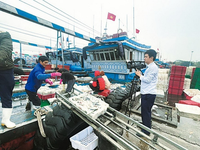 El reportero Nguyen Dinh Nam, de la Oficina de Agencia Vietnamita de Noticias de Vietnam en Thanh Hoa, en el puerto pesquero de Lach Bang, Nghi Son, en enero de 2023.