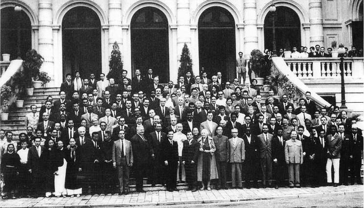 El Presidente Ho Chi Minh se tomó una foto en noviembre de 1964 en el Palacio Presidencial con los delegados que asistieron a la Conferencia Internacional en Solidaridad con el Pueblo Vietnamita contra el Imperio Estadounidense para proteger la paz. El Presidente Ho Chi Minh se tomó una foto en noviembre de 1964 en el Palacio Presidencial con los delegados que asistieron a la Conferencia Internacional en Solidaridad con el Pueblo Vietnamita contra el Imperio Estadounidense para proteger la paz.