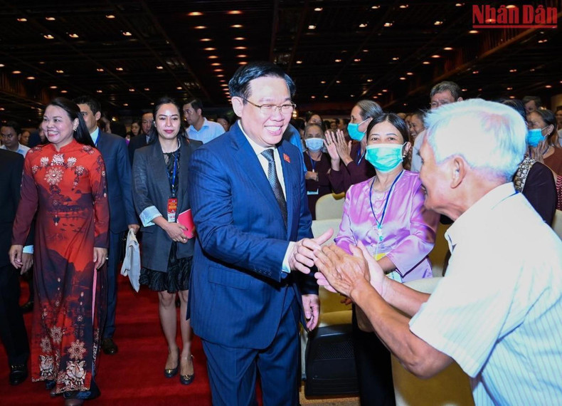 El titular del Legislativo saluda a otros delegados. El titular del Legislativo saluda a otros delegados.