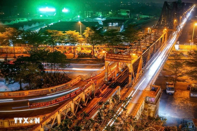 El puente de Long Bien: el lugar de encuentro entre el pasado y el presente de Hanói. El puente de Long Bien: el lugar de encuentro entre el pasado y el presente de Hanói.