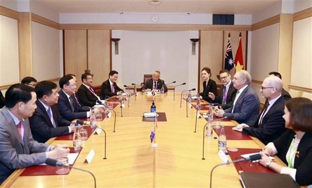 El presidente de la Asamblea Nacional de Vietnam, Vuong Dinh Hue, en la reunión con Don Farrell, ministro de Comercio y Turismo de Australia. (Fotografía: VNA) El presidente de la Asamblea Nacional de Vietnam, Vuong Dinh Hue, en la reunión con Don Farrell, ministro de Comercio y Turismo de Australia. (Fotografía: VNA)