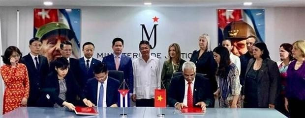 En la ceremonia de firma. (Fotografía: VNA) En la ceremonia de firma. (Fotografía: VNA)