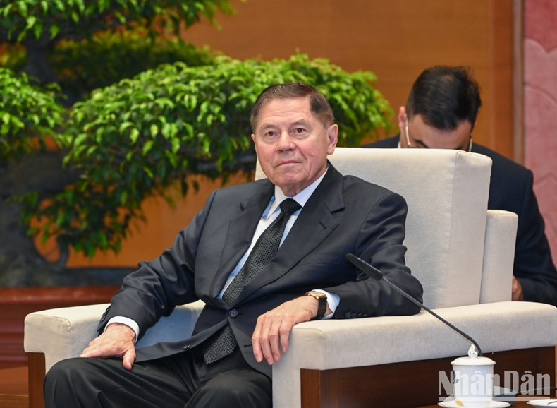 Lebedev Vyacheslav Mikhailovich da sus palabras.