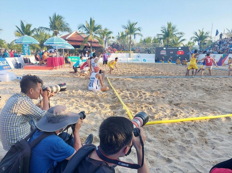 Los fotoperiodistas no tienen miedo de trabajar en todas las condiciones para obtener las imágenes más realistas y bellas en los SEA Games 31.