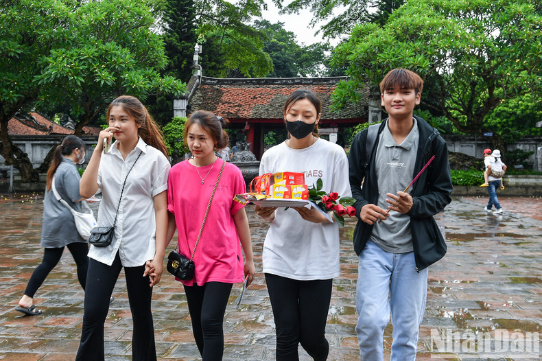 Según una visitante, viene con sus amigas para aliviar el estrés y cargarse de fuerza y confianza en vísperas del gran examen. Según una visitante, viene con sus amigas para aliviar el estrés y cargarse de fuerza y confianza en vísperas del gran examen.