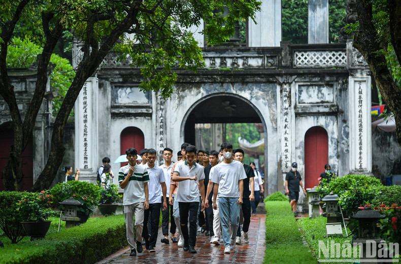 En vísperas de una de las pruebas más importantes en su periplo educativo, a pesar de la lluvia, varios muchachos y sus familiares acuden al templo entre cuyas reliquias se halla “Quốc tử giám”, la primera universidad de Vietnam y símbolo del tradicional afán por aprender. En vísperas de una de las pruebas más importantes en su periplo educativo, a pesar de la lluvia, varios muchachos y sus familiares acuden al templo entre cuyas reliquias se halla “Quốc tử giám”, la primera universidad de Vietnam y símbolo del tradicional afán por aprender.