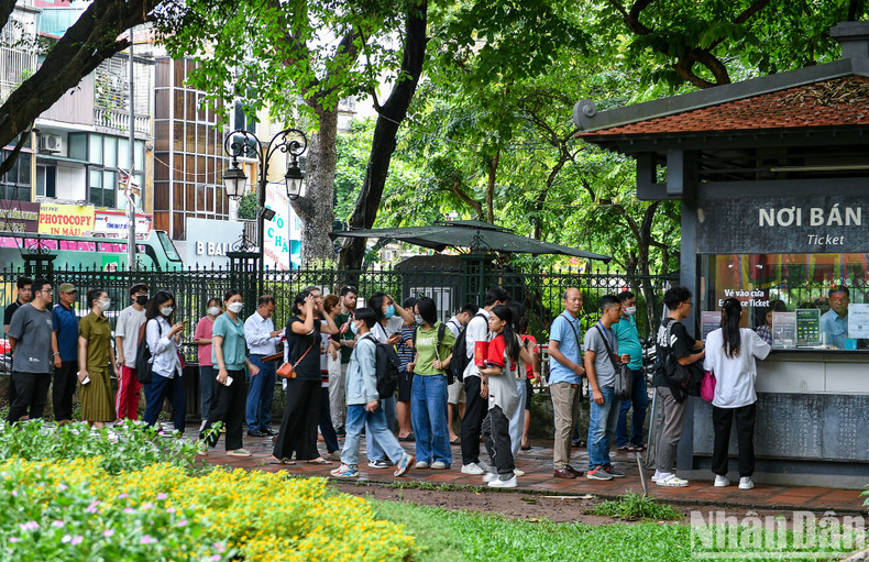 La cola de gente esperando comprar entradas. La cola de gente esperando comprar entradas.