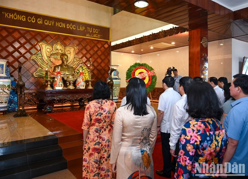 Los delegados realizaron una ofrenda de inciensos en homenaje al Presidente Ho Chi Minh en el mencionado museo.